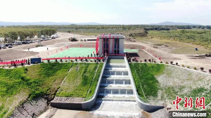 圖為生態(tài)補水現(xiàn)場?！》缎Э?攝