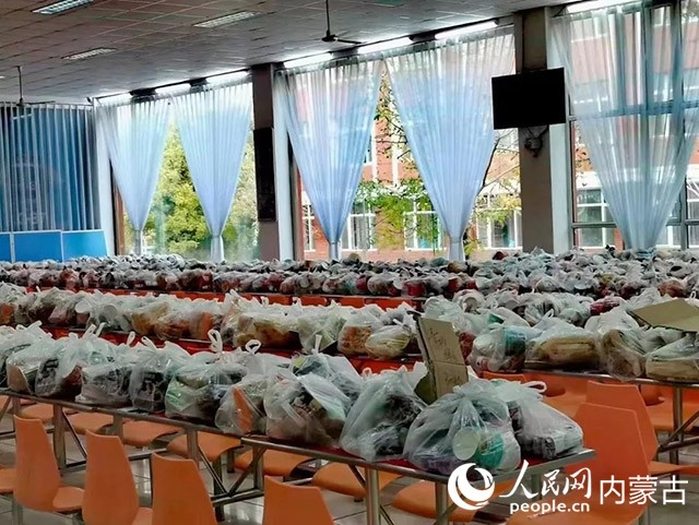 內(nèi)蒙古師范大學(xué)為返鄉(xiāng)學(xué)生準(zhǔn)備午餐和路途上的方便食品。內(nèi)蒙古教育廳供圖