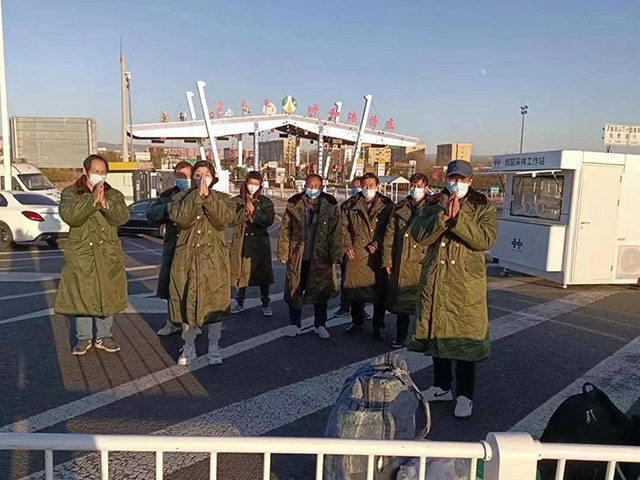 護(hù)送農(nóng)民工安全返鄉(xiāng)。賽罕區(qū)民政局供圖