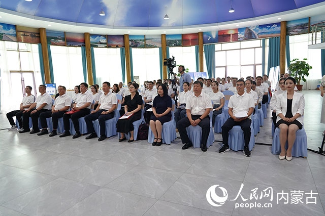 與會(huì)人員共同觀看科右中旗牛產(chǎn)業(yè)高質(zhì)量發(fā)展專題片。苑曉睿攝