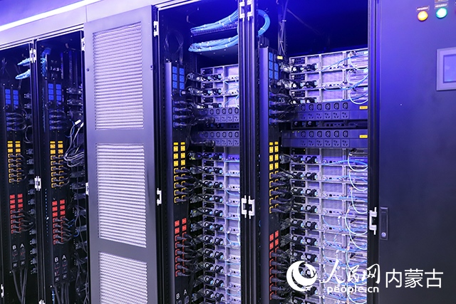 內(nèi)蒙古高性能計(jì)算公共服務(wù)平臺機(jī)房。人民網(wǎng)記者 苗陽攝