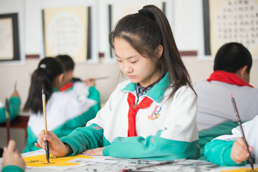 北重一小，學(xué)生正在書寫毛筆字 (2).jpg