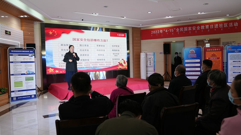 線下聯(lián)合各國家安全委員單位同步開展“國家安全進社區(qū)”活動，現(xiàn)場通過以國家安全知識問答為主線，穿插烏蘭牧騎演出、國家安全宣講、發(fā)放國家安全法律法規(guī)讀本等形式，圍繞什么是國家安全、國家安全包含哪些內(nèi)容、如何維護國家安全等方面，為社區(qū)老百姓開展宣傳宣講，同時作為現(xiàn)場“進社區(qū)”活動與線上直播活動連線，把現(xiàn)場熱烈氣氛帶到網(wǎng)絡(luò)，與大家共同分享。 (4)_副本.jpg