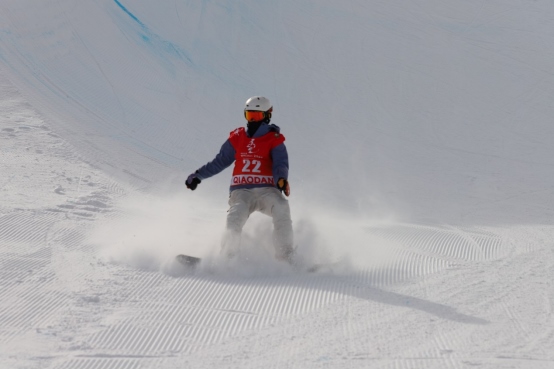 “十四冬”單板滑雪U型場(chǎng)地技巧公開(kāi)組預(yù)賽超燃完賽86.png