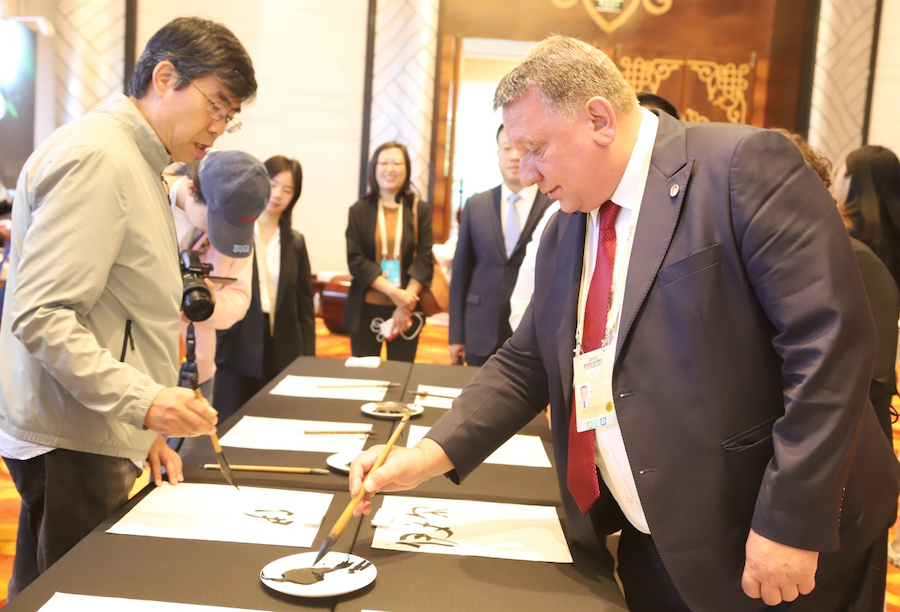 非遺、書法、文創(chuàng)齊亮相！2025年國(guó)家重要橋頭堡智庫(kù)論壇讓中外嘉賓讀懂北疆文化