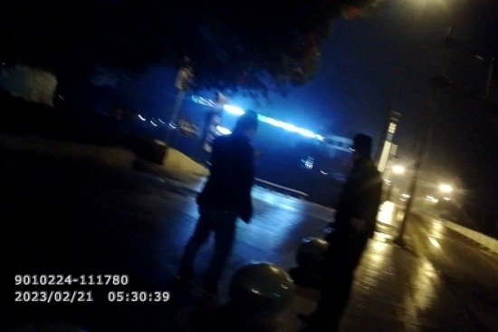 報(bào)警人唐師傅向民警講述情況 。資陽公安供圖