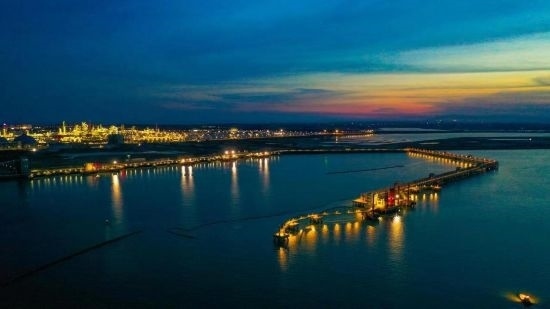 圖為中科煉化自建港口碼頭，30萬噸級原油泊位