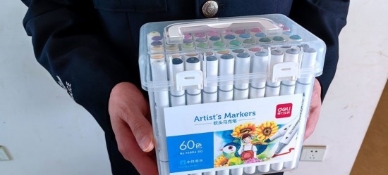 民警送上的馬克筆。資陽市公安供圖