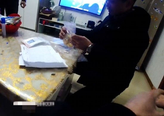 失主對照清單清點黃金等貴重物品。資陽市公安供圖