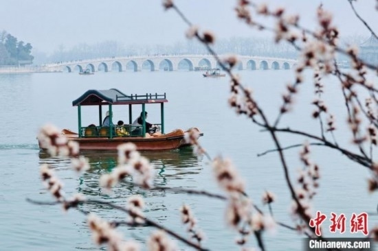 20日，頤和園游船開航。<a target='_blank' data-cke-saved-href='/' href='/'><p align=