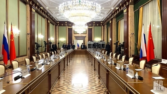 △俄羅斯聯(lián)邦政府大廈內(nèi)，習(xí)主席在這里會(huì)見俄羅斯總理米舒斯京。（總臺(tái)央視記者段德文拍攝）