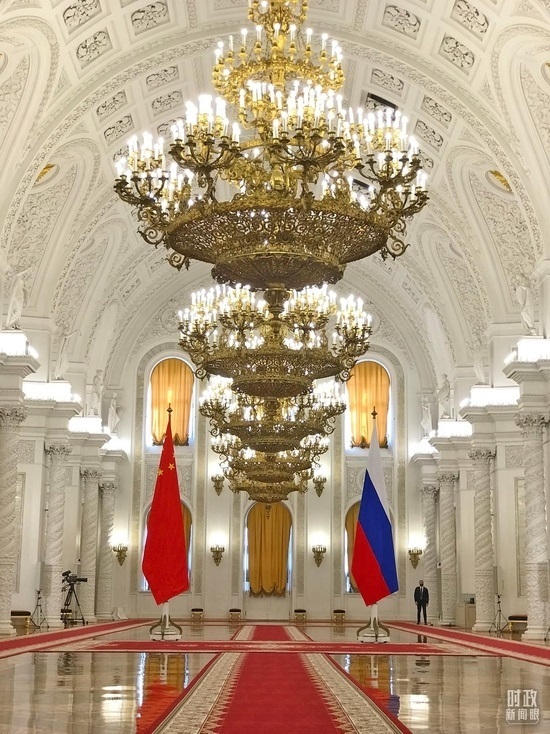 △克里姆林宮喬治大廳，習(xí)主席在這里同普京總統(tǒng)握手合影。（總臺(tái)央視記者石偉明拍攝）