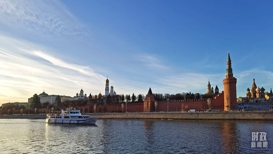 △坐落在莫斯科河畔的克里姆林宮。（總臺(tái)央視記者郭鴻拍攝）