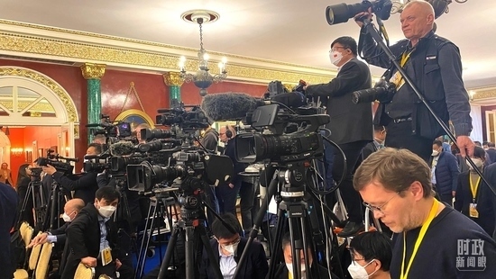 △等待中俄兩國元首共見記者的中外媒體同仁。（總臺(tái)央視記者段德文、李輝拍攝）