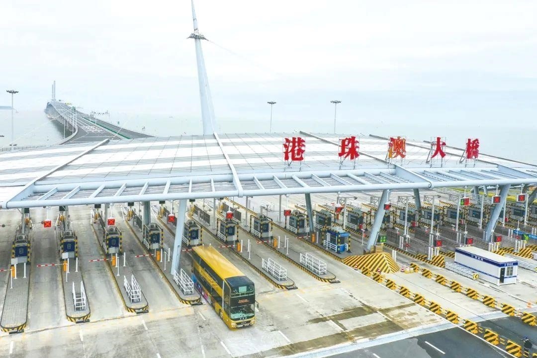 △一輛從香港開往珠海的港珠澳大橋穿梭巴士入境珠海。