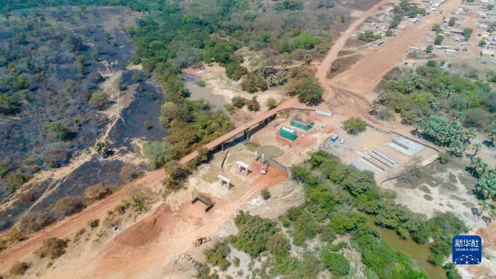 這是1月12日在科特迪瓦西北部奧迭內(nèi)省拍攝的北部公路項(xiàng)目施工現(xiàn)場(chǎng)（無人機(jī)照片）。新華社發(fā)（中國港灣工程有限責(zé)任公司供圖）