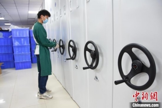 圖為鄭州大學(xué)人骨考古實驗室內(nèi)的骨骼標(biāo)本庫。王宇 攝