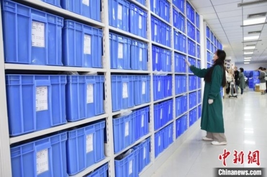 圖為鄭州大學(xué)人骨考古實驗室內(nèi)的骨骼標(biāo)本庫。王宇 攝