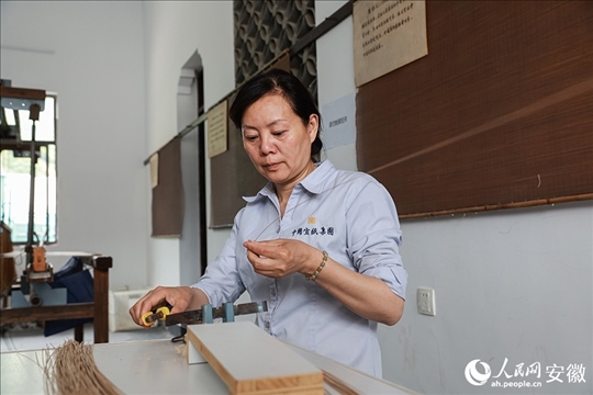撈紙需要兩位師傅默契配合。人民網(wǎng)記者 張俊攝