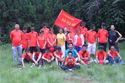 項(xiàng)目辦開展活動(dòng)合影，喬海云（后排中，黑衣）和張?jiān)氯纾ê笈庞乙唬? referrerpolicy=