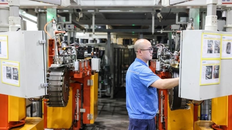 工作人員在貴州輪胎股份有限公司的“5G全連接工廠”成型區(qū)作業(yè)（2022年5月17日攝）。新華社記者 歐東衢 攝