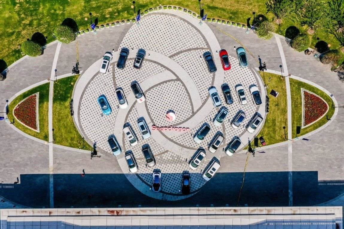 峰會戶外整車展示區(qū)俯瞰圖。（受訪者供圖）