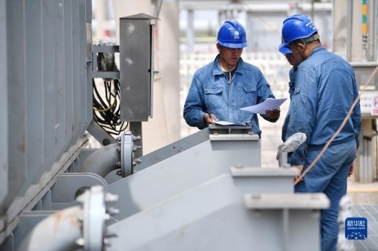 5月27日，電力工人在工程現(xiàn)場(chǎng)進(jìn)行檢修作業(yè)。