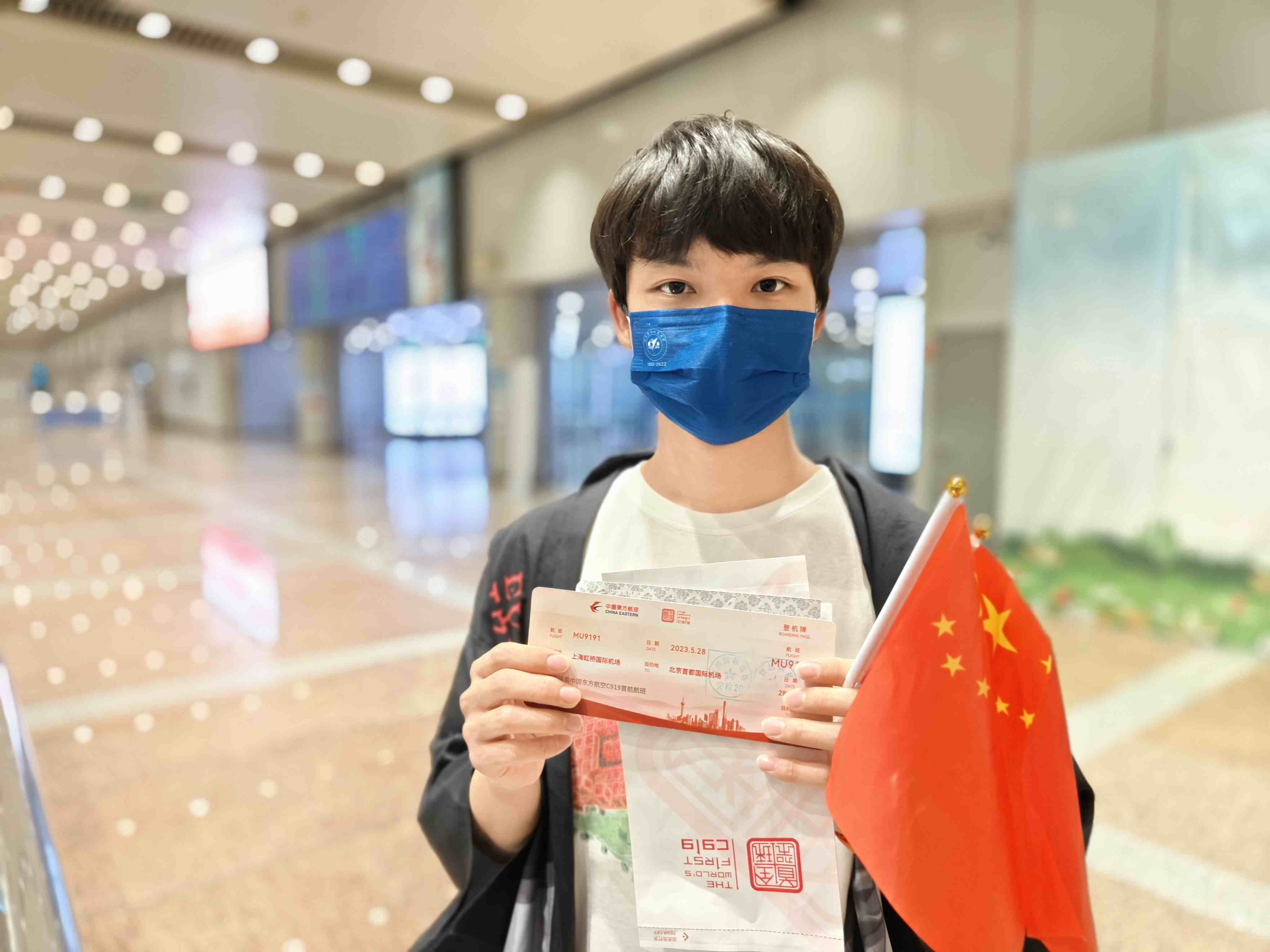 張可立向記者展示有著紀念意義的登機牌。人民網(wǎng)記者 夏曉倫攝