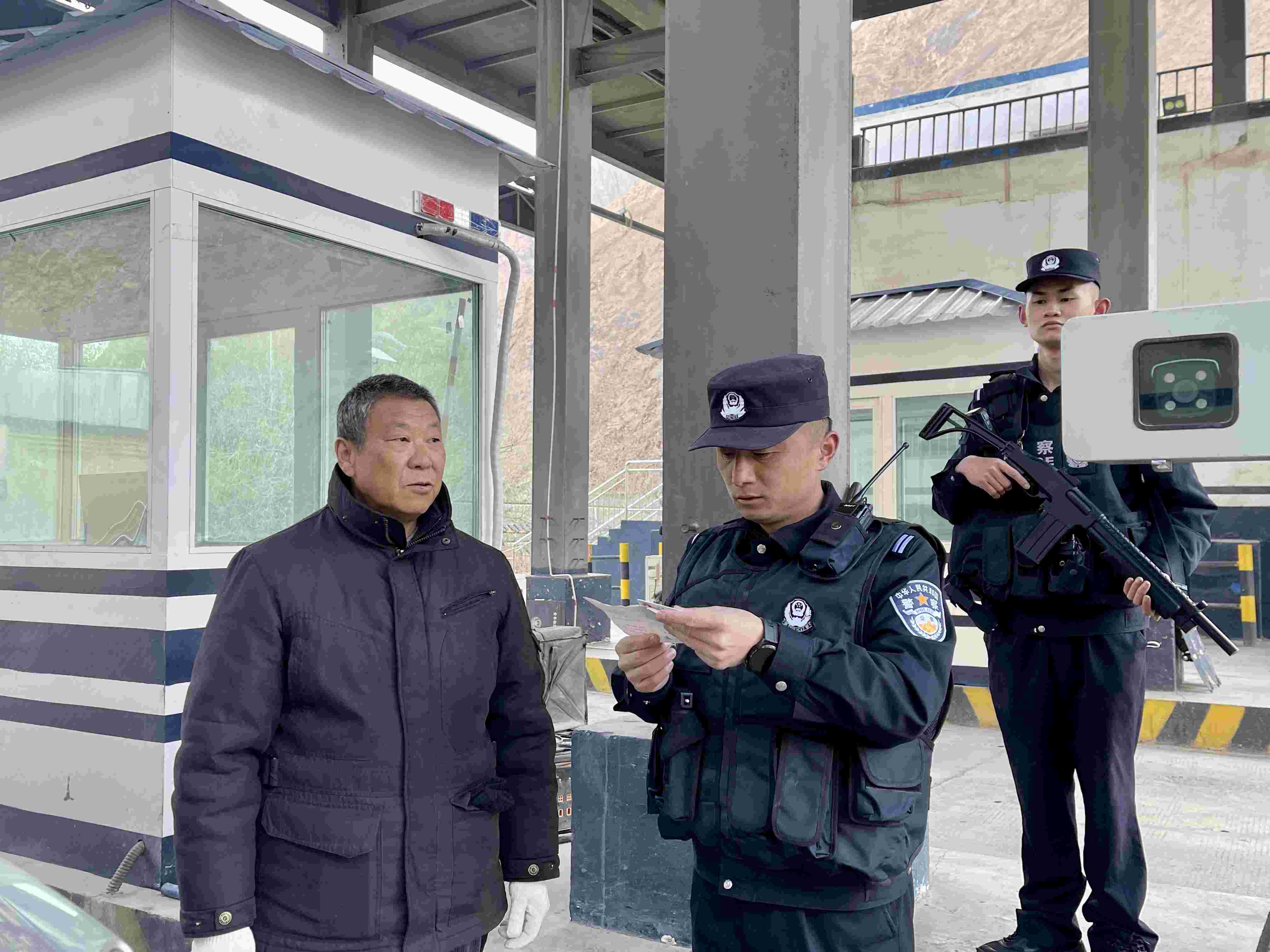 在庫地邊境檢查站，陳暢核對(duì)進(jìn)出邊境管理區(qū)人員信息。人民網(wǎng) 周靜圓攝