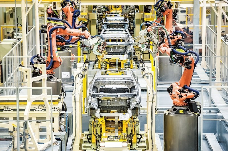 發(fā)展新能源汽車是我國從汽車大國邁向汽車強(qiáng)國的必由之路。2022年中國新能源汽車產(chǎn)銷分別實(shí)現(xiàn)705.8萬輛和688.7萬輛，連續(xù)8年位居世界第一。圖為廣汽埃安第一智造中心焊裝車間正在熱火朝天地生產(chǎn)。 廣汽埃安新能源汽車股份有限公司供圖