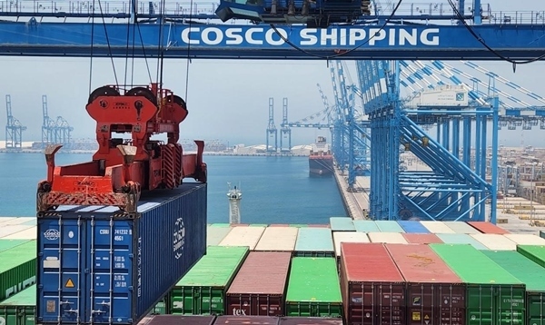 圖為“東方西班牙”輪在裝載貨物。人民網(wǎng)記者 管克江 攝