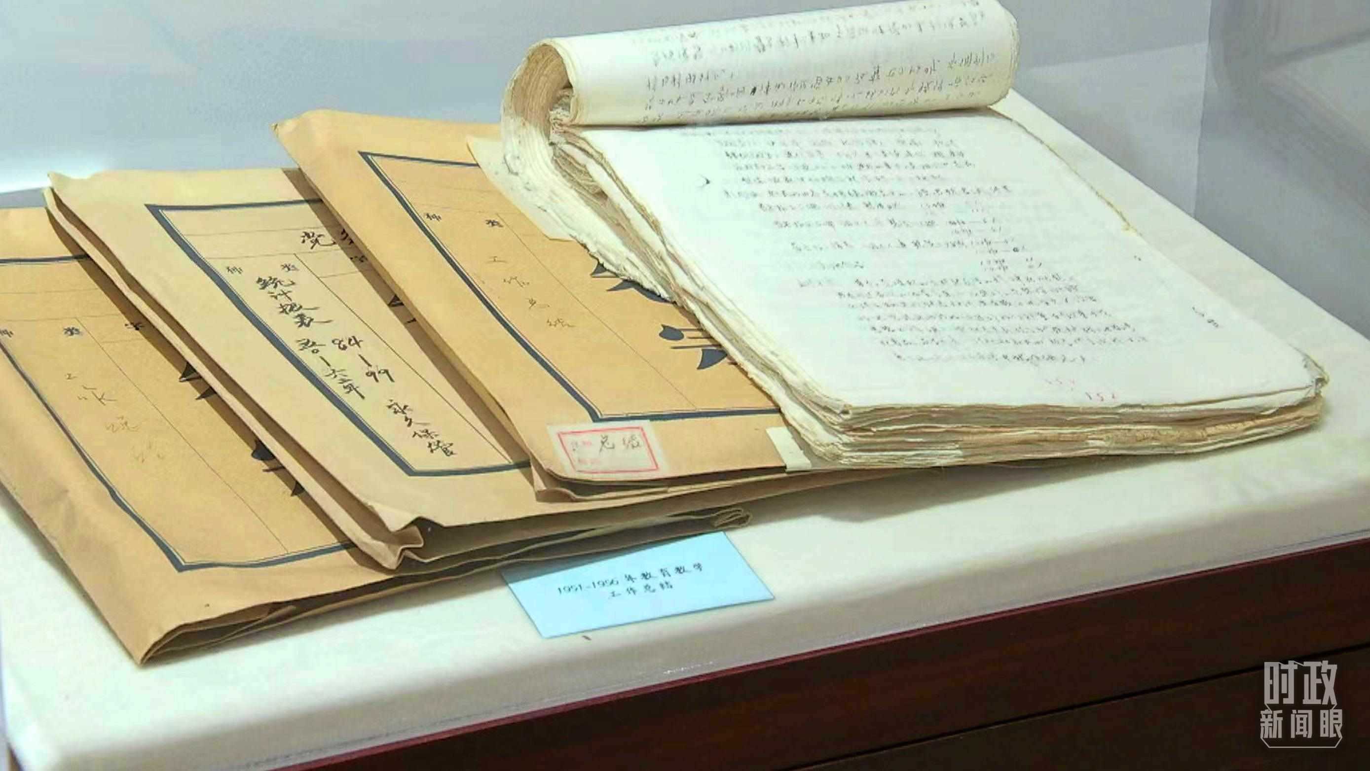 △校史館內(nèi)的教育教學(xué)工作總結(jié)展陳。（總臺(tái)央視記者金雨秋拍攝）