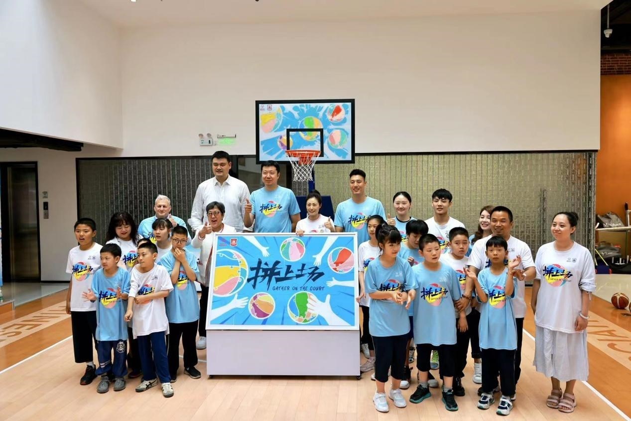 嘉賓與特奧小運動員在活動結(jié)束后合影。人民網(wǎng)記者 郝帥攝