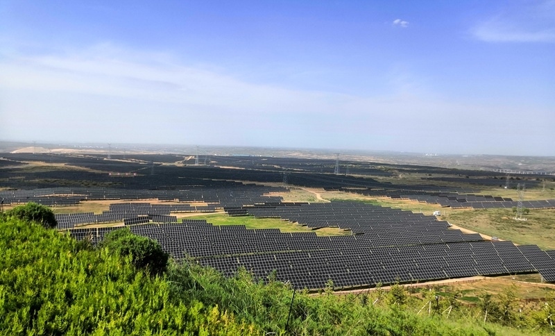 伊金霍洛旗天驕綠能50萬千瓦采煤沉陷區(qū)生態(tài)治理光伏發(fā)電示范項目一角。人民網(wǎng)記者 孫博洋攝