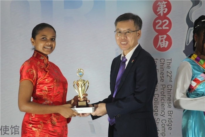 陳錫來參贊為獲獎選手頒發(fā)二等獎。圭亞那大學(xué)孔子學(xué)院供圖