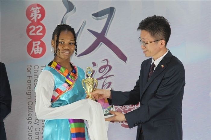 黃瑞參贊為獲獎選手頒發(fā)二等獎。圭亞那大學(xué)孔子學(xué)院供圖