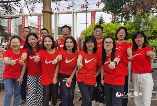 6月7日一早，陽光明媚，天氣涼爽，在長春市第八十七中學(xué)，考生們正陸續(xù)進(jìn)入考場。親友團(tuán)為參加高考的學(xué)子們加油鼓勁。人民網(wǎng)記者 王帝元攝