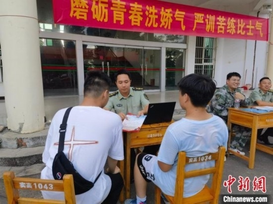 專武干部在講解相關(guān)政策。韋碩 攝