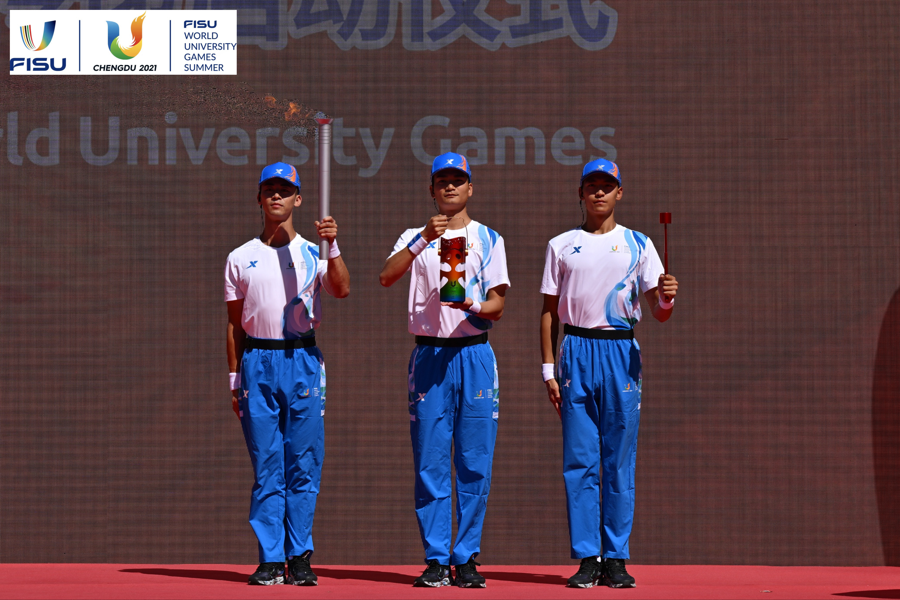 成都大運會火種護衛(wèi)隊點燃大運火炬。 圖片來源：成都大運會執(zhí)委會供圖