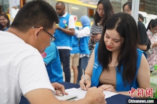6月13日，在第20個世界獻血者日前夕，20名在贛留學(xué)生組團前往血站獻血。吳迪 攝