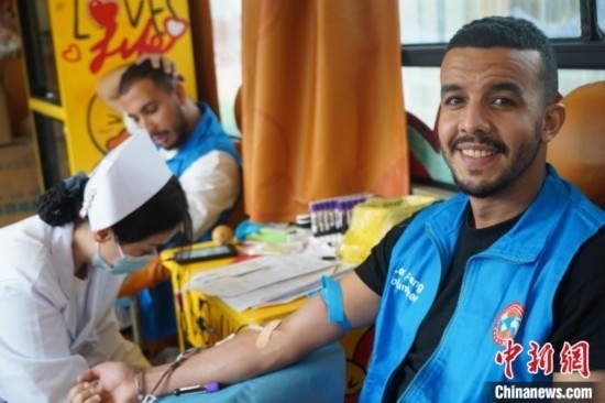 6月13日，在第20個世界獻血者日前夕，20名在贛留學(xué)生組團前往血站獻血。吳迪 攝