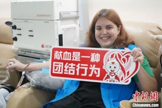 6月13日，在第20個世界獻血者日前夕，20名在贛留學(xué)生組團前往血站獻血。吳迪 攝