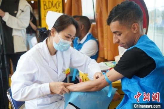 6月13日，在第20個世界獻血者日前夕，20名在贛留學(xué)生組團前往血站獻血。吳迪 攝