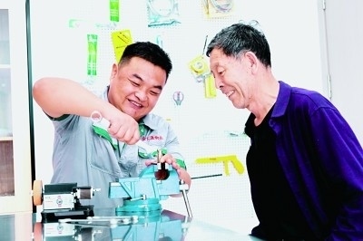 上流佳苑社區(qū)便民服務(wù)中心維修師傅李磊為社區(qū)居民提供服務(wù)。資料圖片