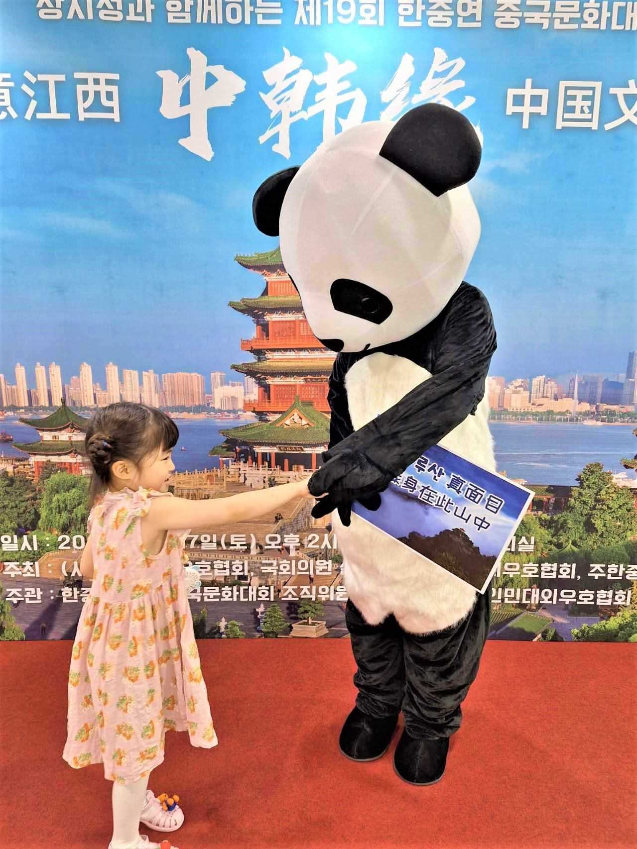 “詩意江西”——第十九屆“中韓緣”中國文化大賽決賽暨頒獎(jiǎng)典禮17日在韓國國會(huì)議員會(huì)館舉行。韓中文化友好協(xié)會(huì)供圖