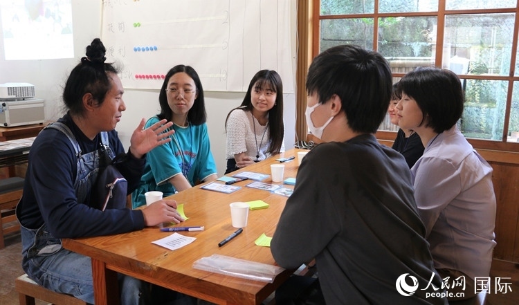 通過卡片游戲，模擬如何解決海洋垃圾問題。人民網(wǎng) 許可攝