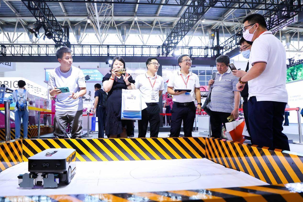 講解員向觀眾介紹智能劃線機器人。來源：受訪方供圖