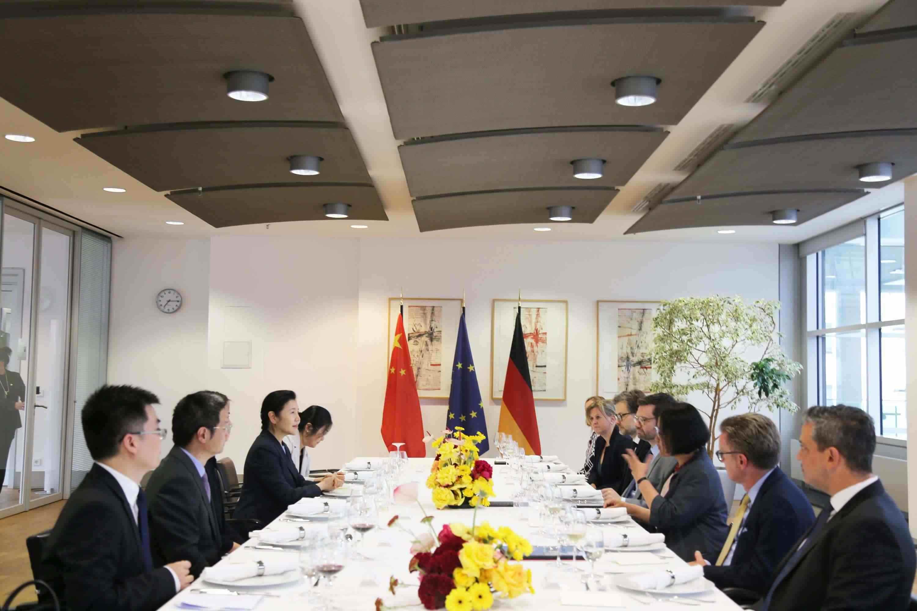 司法部長賀榮與德國聯(lián)邦司法部長布施曼舉行會(huì)談。