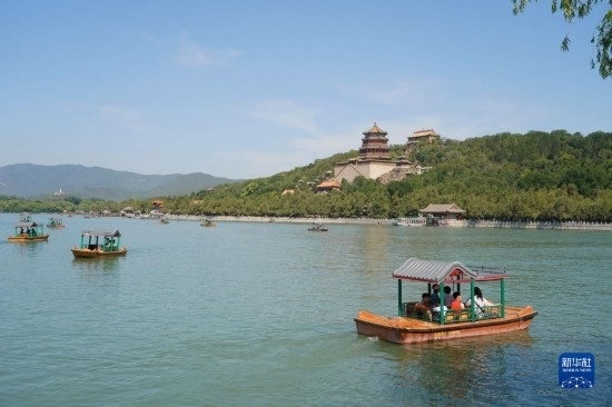 6月22日，游人在北京頤和園乘坐游船。新華社記者 任超 攝