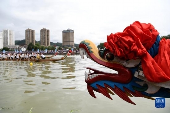 6月23日，在貴州省黔東南苗族侗族自治州施秉縣舉行的獨(dú)木龍舟節(jié)上，獨(dú)木龍舟進(jìn)行比賽。